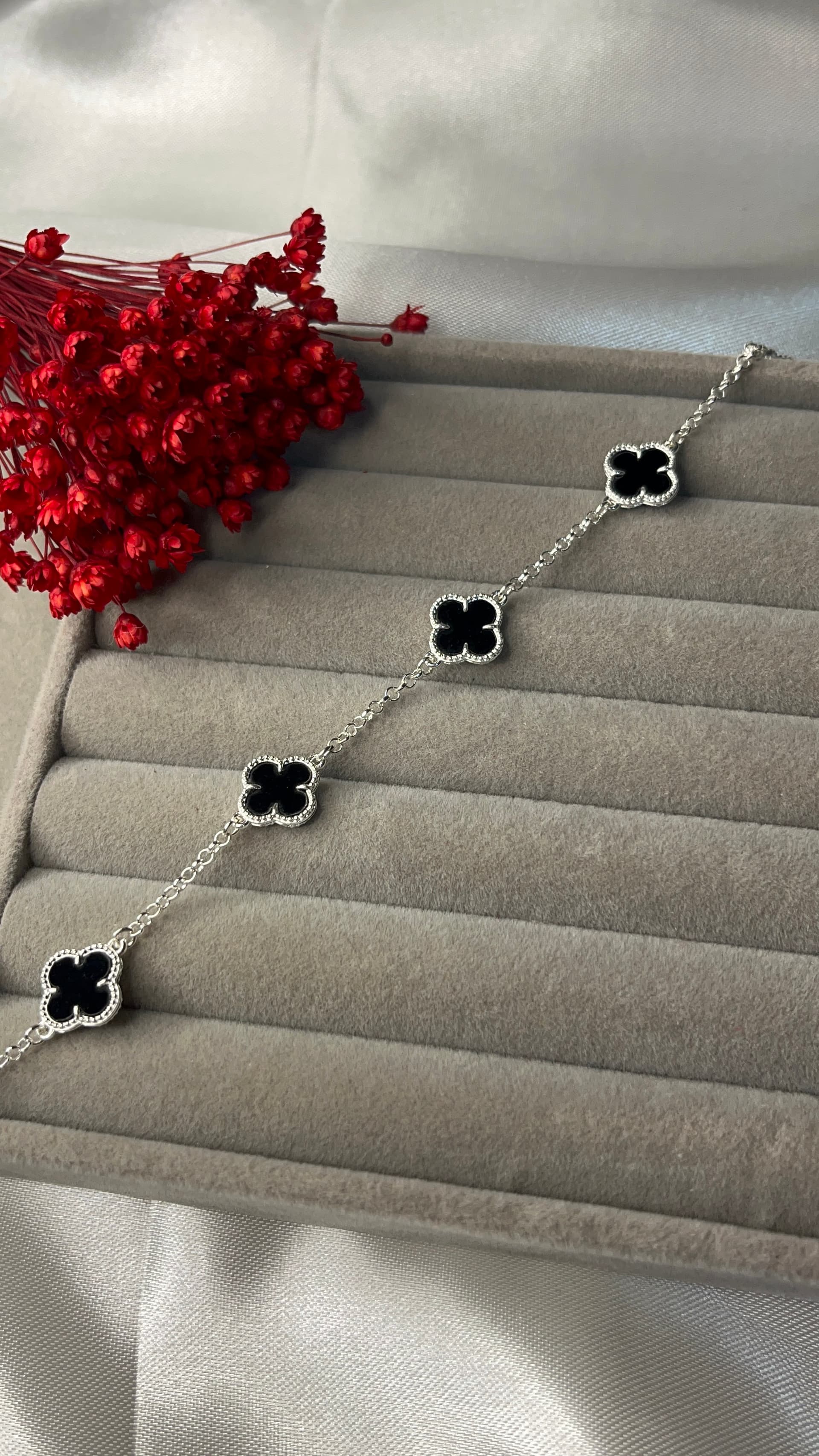 Pulseira van cleef preta 5 medalhas