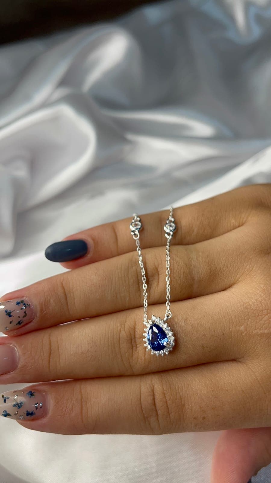 colar gota azul cravejado